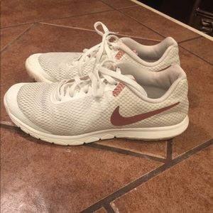 White/rose gold Nike Flex tennis shoes